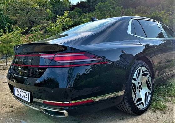 제네시스 G90 LWB는 얼핏 봐선 스포츠 쿠페가 연상될 정도로 날렵한 몸매를 자랑한다. 문희철 기자