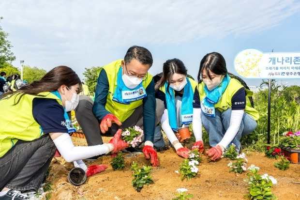 송종욱 광주은행장(왼쪽 두번째)이 임직원들과 함께 산책길 꽃심기 봉사활동을 하고 있다.  /사진=광주은행 제공