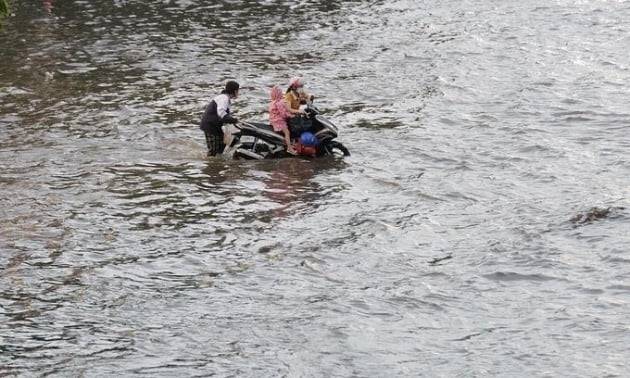 지난 29일 침수된 하노이 거리의 오토바이. /사진=연합뉴스