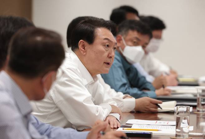 윤석열 대통령이 30일 용산 대통령실에서 주재한 수석비서관회의에서 모두발언을 하고 있다. 대통령실사진기자단