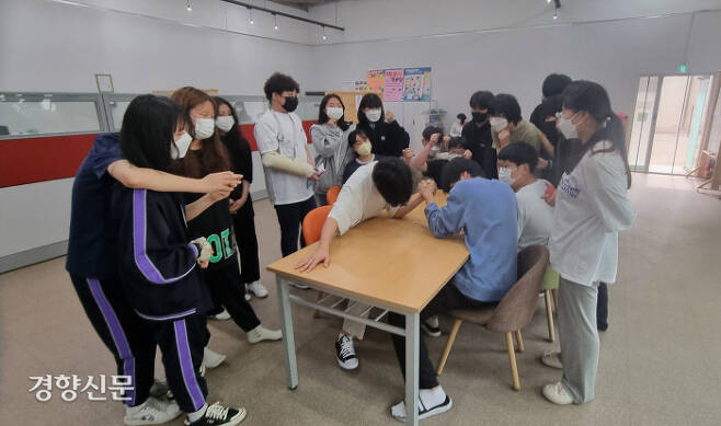 25일 전북 완주군 고산면 청소년센터 ‘고래’의 쉼터에서 팔씨름을 하고 있는 두 명의 남학생들을 친구들이 응원하고 있다.