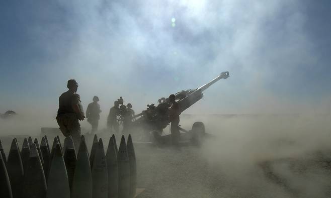 Gunners from X Battery, 5e Régiment d’artillerie Légère du Canada (5 RALC) at Patrol Base Wilson, conduct a fire mission with the M-777 155mm howitzer, to support Coalition forces who have located a Taliban position. (File Photo -Canadian Army)