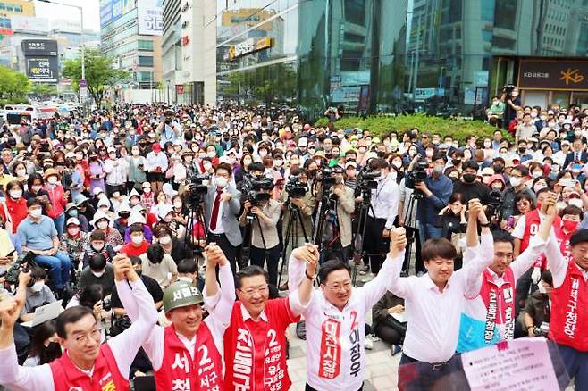 30일 국민의힘 이장우 대전시장 후보와 5개 구청장 후보가 이준석 당대표와 승리를 다짐하며 두 팔을 올렸다. 사진=이장우 캠프. 