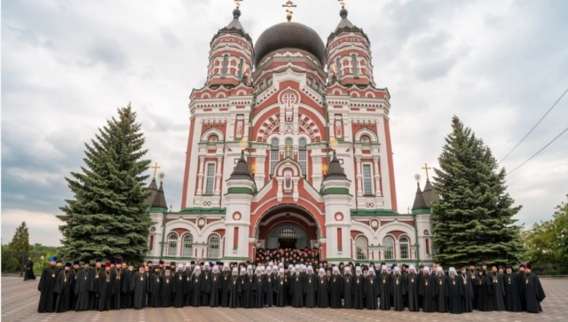 우크라이나 정교회 지도자들이 지난 27일 평의회가 열린 키이우 인근 페오파니아의 성 판텔레이몬 수도원 앞에서 한자리에 모였다. 우크라이나 정교회 제공