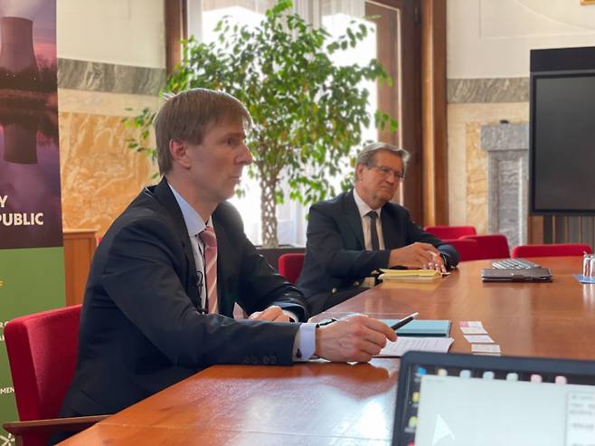 토마쉬 에흘레르(Tomas Ehler) 체코 산업통산부 원자력에너지 담당 차관(왼쪽)이 지난 16일 체코 프라하 청사에서 열린 인터뷰에서 체코 원전 정책을 설명하고 있다. /사진=김훈남 기자