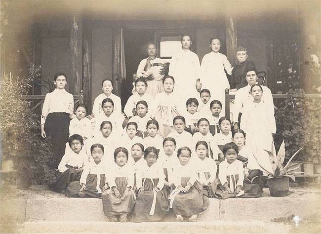 선교사로 조선에 온 메리 스크랜턴(맨 뒷줄 오른쪽)이 세운 우리나라 최초의 여학교 이화학당에서 1893년 교사와 학생들이 함께 촬영한 모습.   자료사진