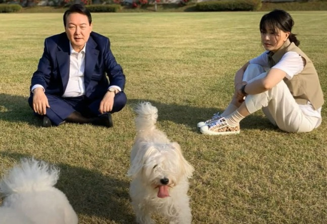 윤석열 대통령과 부인 김건희 여사가 반려견들과 용산 대통령실 잔디밭에서 시간을 보내고 있는 모습이 29일 공개됐다. [페이스북 건희사랑]