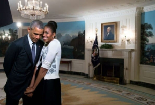 버락 오바마가 2017년 2월 14일 미국 대통령 재임 당시 발렌타인데이를 맞아 미쉘 오바바와 백악관 집무실에서 함께 찍은 사진. [강신업 변호사 페이스북]
