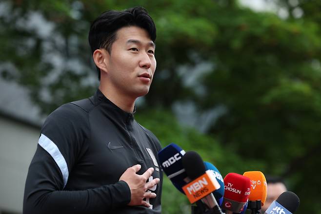 2022 카타르 월드컵에 대비한 '집중 모의고사' 4연전을 앞두고 축구대표팀의 손흥민이 30일 파주 NFC(축구대표팀 트레이닝센터)에서 열린 훈련에 앞서 취재진과 인터뷰를 하고 있다. [연합]