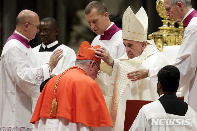 [바티칸=AP/뉴시스] 프란치스코 교황이 5일(현지시간) 13명의 새로운 추기경을 공식 임명했다. 사진은 이날 바티칸의 산 피에트로 바실리카(St. Peter’s Basilica) 대성당에서 열린 임명식에서 프란치스코 교황이 신임 추기경에 붉은 비레타(각진 모자)를 씌워주는 모습. 2019.10.6.