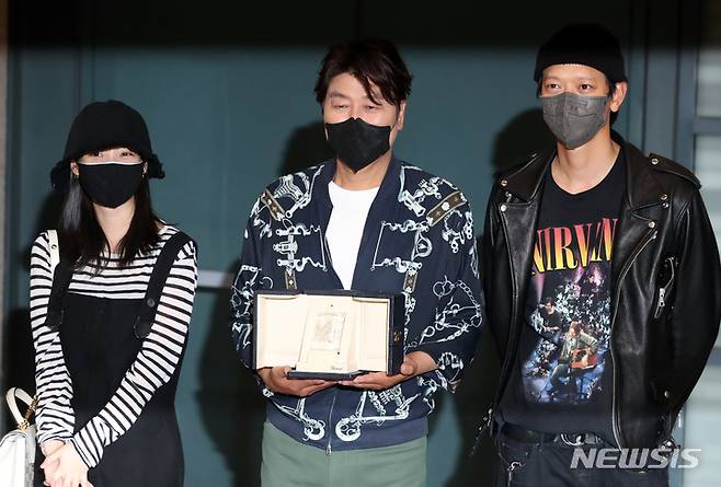 [인천공항=뉴시스] 이영환 기자 = 영화 '브로커'로 칸 국제영화제에서 남우주연상을 수상한 송강호가 30일 오후 인천국제공항 제1여객터미널을 통해 귀국해 소감을 전하고 있다. 왼쪽부터 이지은(아이유), 송강호, 강동원. 2022.05.30. 20hwan@newsis.com
