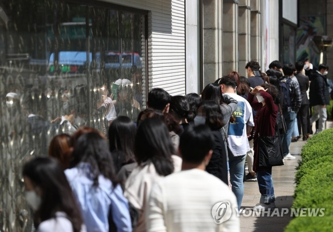 유명 백화점에서 오픈런을 위해 몰려든 사람들 - 연합뉴스 자료사진