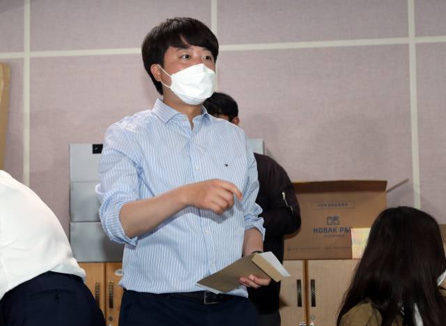 이준석 국민의힘 대표가 28일 오전 인천시 계양구 계산2동 행정복지센터 사전투표소에서 투표를 하기 위해 이동하고 있다. 연합뉴스