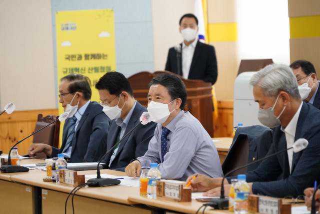 남성현(오른쪽 두번째) 산림청장이 ‘한국임업인총연합회 소통 간담회’에서 인사말을 하고 있다. 사진제공=산림청