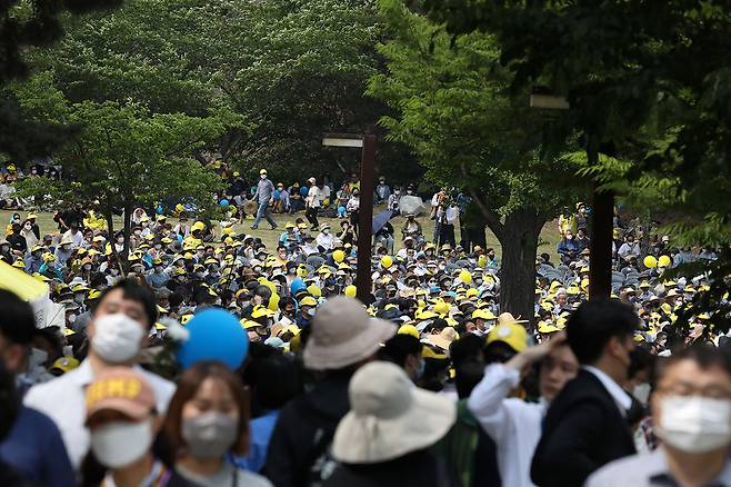 노란 물결의 추모객들이 봉하마을 잔디마당을 가득 메우고 있다.ⓒ시사IN 신선영