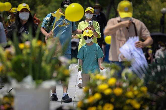 시민들이 추도식이 열리기 전 노무현 전 대통령 묘역을 찾았다. ⓒ시사IN 신선영
