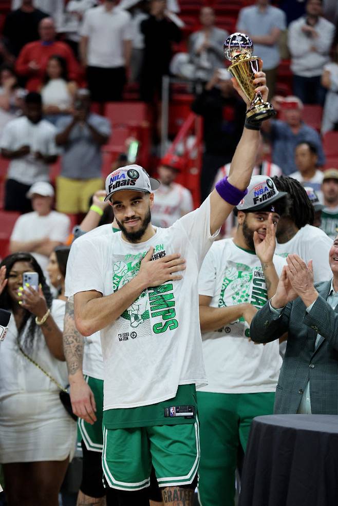 FTX 아레나에서 ‘21-22시즌 미국프로농구(NBA) 동부 콘퍼런스 파이널 7차전’ 상대 마이애미를 100-96, 4점 차로 꺾으며 12년 만에 파이널에 진출한 제이스 테이텀이 동부 콘퍼런스 파이널 MVP를 받았다. 게티이미지 제공