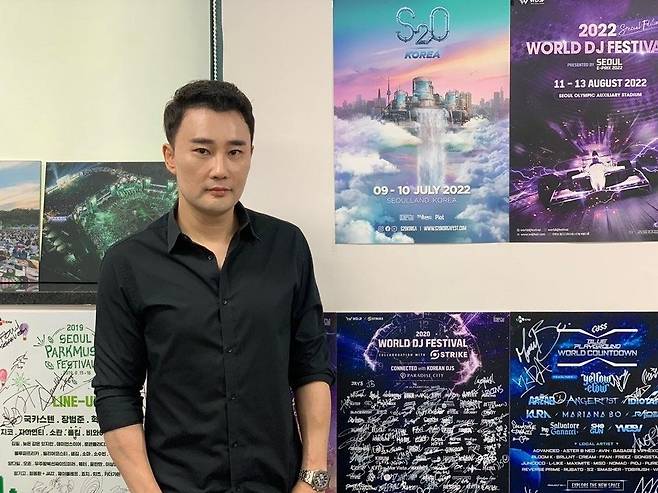 김은성 비이피씨탄젠트 대표     (서울=연합뉴스) 김예나 기자 = '월드디제이페스티벌'(월디페), '서울파크뮤직페스티벌' 등 국내 주요 음악 페스티벌을 기획·제작해 온 비이피씨탄젠트의 김은성 대표가 지난 19일 서울 강남구 사무실에서 연합뉴스와 인터뷰한 뒤 포즈를 취하고 있다. 2022.5.19
    yes@yna.co.kr