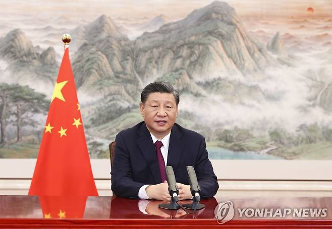 시진핑 '보아오 포럼' 개막 연설 (베이징 신화=연합뉴스) 시진핑 중국 국가주석이 21일 베이징에서 화상을 통해 '보아오 포럼' 개막 기조연설을 하고 있다. 아시아의 다보스 포럼으로 불리는 올해 보아오 포럼은 이날부터 사흘간 '감염병과 세계'를 주제로 하이난성 보아오에서 온·오프라인으로 열린다. 2022.4.21 sungok@yna.co.kr