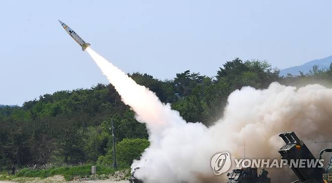 한미연합 '미사일 실사격' 발사 훈련 (서울=연합뉴스) 25일 합동참모본부가 이날 오전 동해상에서 한미연합 지대지 미사일 실사격 훈련을 했다고 밝혔다. 북한의 전략적 도발에 대한 한미 군 당국의 공동대응은 2017년 7월 이후 4년 10개월 만이다. 사진은 미사일 발사 모습. 2022.5.25 [합동참모본부 제공. 재판매 및 DB 금지] photo@yna.co.kr