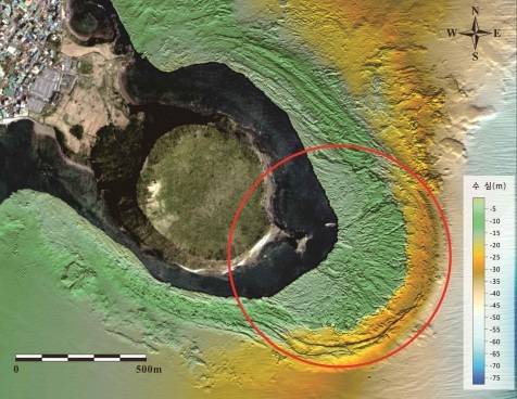 일출봉 부근 해저 분화구(빨간색 원) 및 해저 지형 다중빔 영상 [제주도 제공. 재판매 및 DB 금지]