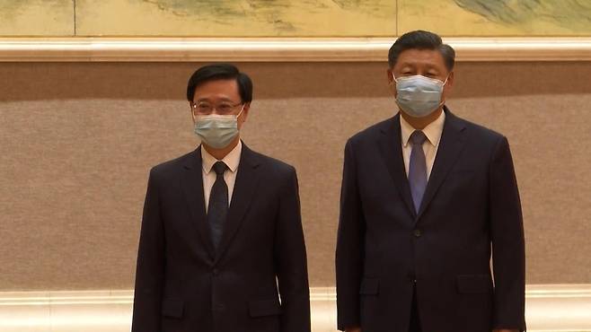 존 리(왼쪽) 홍콩 행정장관 당선인이 30일 베이징에서 시진핑 중국 국가주석과 만난 모습. [홍콩 RTHK 캡처. 재판매 및 DB 금지]