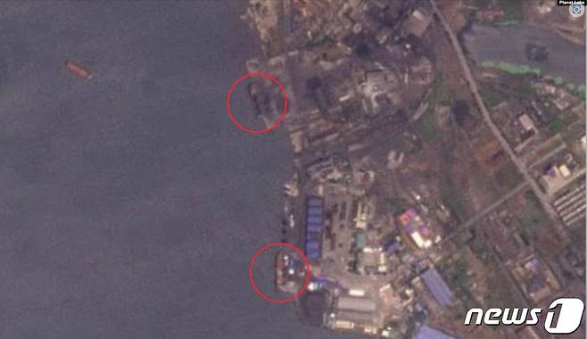 지난 26일자 위성사진에 포착된 북한 송림항. 대형 선박 2척(원 안)의 모습이 보인다. (플래닛 랩스/VOA) © 뉴스1