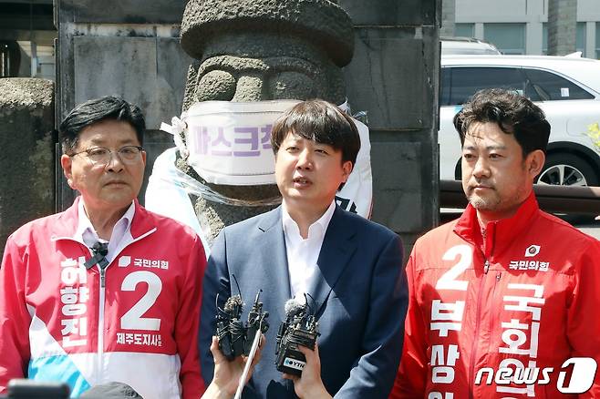 이준석 국민의힘 당 대표가 31일 오전 제주도청 앞에서 김포공항 이전을 공약한 더불어민주당 후보들을 비판하는 기자회견을 하고 있다. 사진 왼쪽은 허향진 제주도지사 후보, 오른쪽은 부상일 '제주시을'국회의원 보궐선거 후보.2022.5.31/뉴스1 © News1 고동명 기자