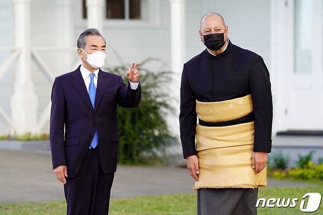 왕이 부장(좌)은 31일(현지시간) 통가에 도착해 투포우 6세 통가 국왕과 만났다. © AFP=뉴스1 © News1 정윤영 기자