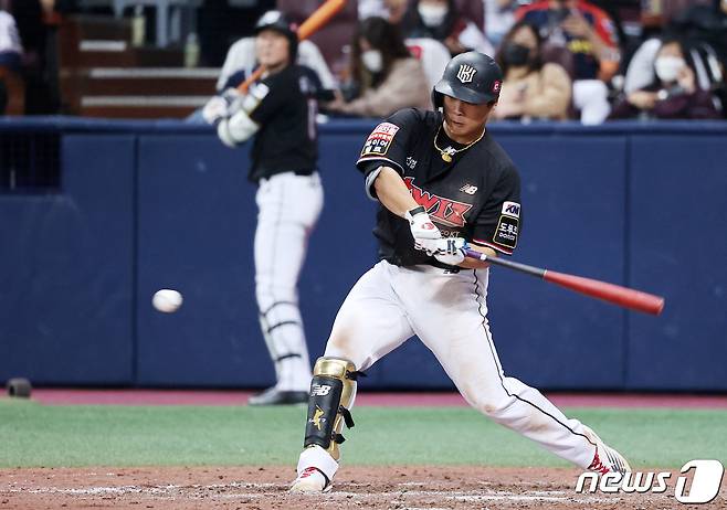 18일 오후 서울 구로구 고척스카이돔에서 열린 '2021 신한은행 쏠 KBO 한국시리즈’ 4차전 kt 위즈와 두산 베어스의 경기, 8회초 1사 주자 없는 상황 kt 강백호가 안타를 치고 있다. 2021.11.18/뉴스1 © News1 조태형 기자