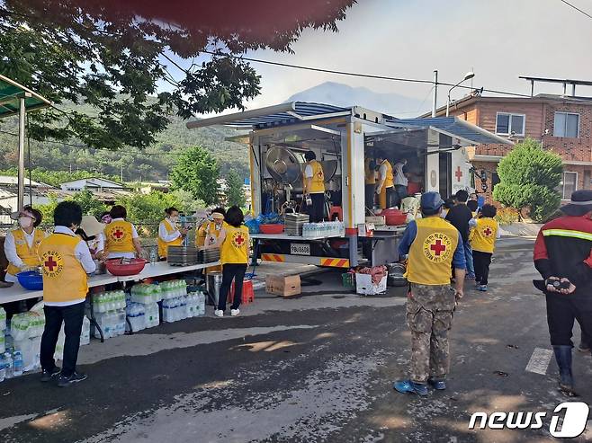 대한적십자사와 지역의 봉사단체가 화산마을 앞에서 저녁식사 준비 등 주민들을 지원하고 있다. © 뉴스1 김명규 기자