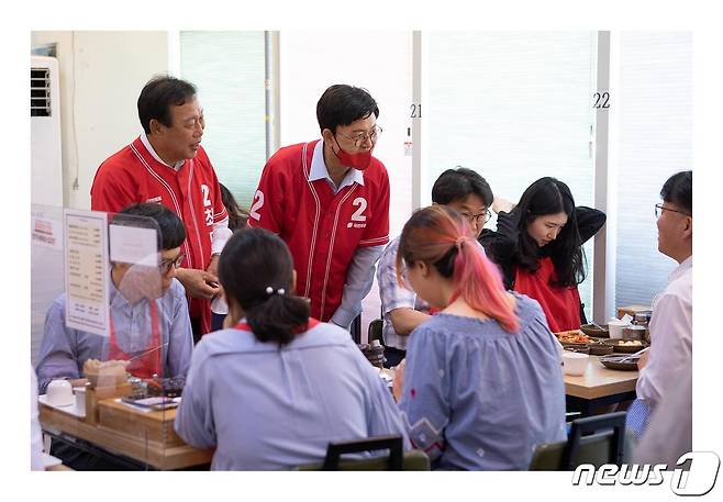 공식선거운동 마지막날인 31일 최민호 세종시장 후보(왼쪽)와 이명수 국회의원이 식당을 돌며 지지를 당부하고 있다. (최 후보 페이스북 캡처)© 뉴스1