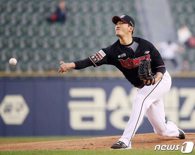 19일 오후 서울 송파구 잠실야구장에서 열린 ‘2022 신한은행 SOL KBO리그’ kt위즈와 LG트윈스의 경기, kt 고영표가 선발로 등판해 1회말 힘차게 공을 던지고 있다. 2022.4.19/뉴스1 © News1 김진환 기자