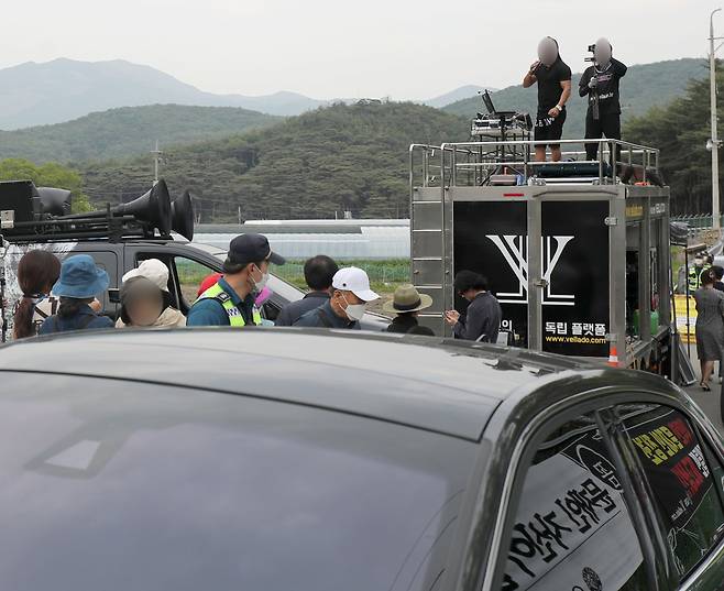 지난 11일 경남 양산 평산마을 문 전 대통령 사저 앞 도로에서 보수성향의 한 단체가 비판 시위를 하고 있다. /뉴스1