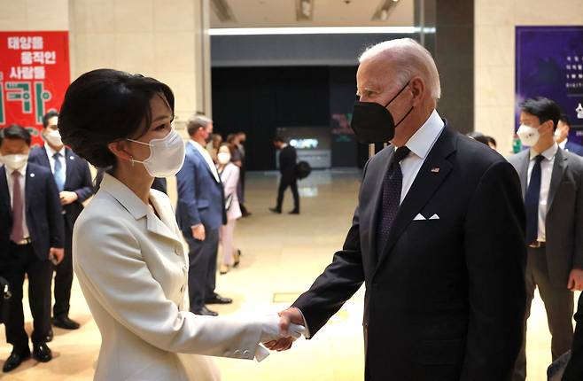 조 바이든 미국 대통령이 21일 오후 서울 용산구 국립중앙박물관에서  '조 바이든 미 대통령 환영 만찬'에 입장하기 전 윤석열 대통령 부인 김건희 여사와 인사를 나누고 있다./ 2022.5.21/대통령실 제공