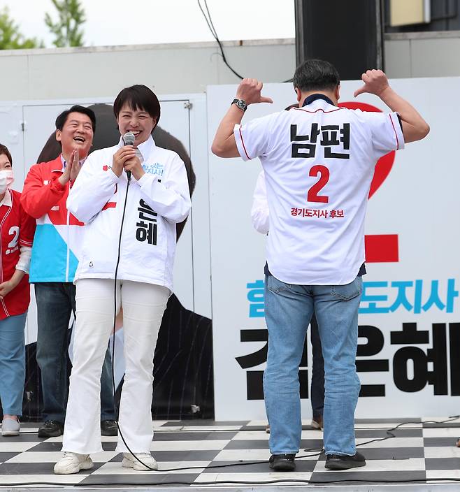 국민의힘 김은혜 경기지사 후보가 31일 경기 성남 분당구 야탑역 앞 유세에서 남편 유형동 변호사를 소개하고 있다. /국회사진기자단