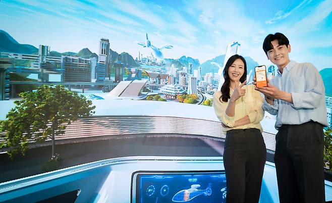 SK텔레콤 모델들이 UAM(도심항공교통)이 보편화된 미래 도시를 구현한 영상을 관람하고 있다. /SK텔레콤