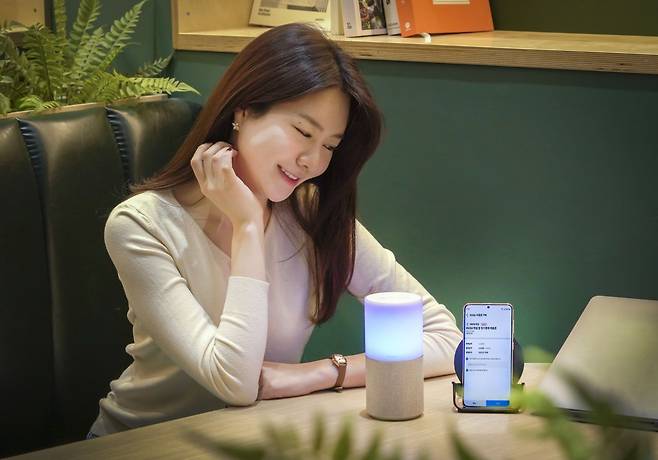 SK텔레콤 인공지능(AI) 서비스인 누구(NUGU)를 이용 중인 모습. /SK텔레콤