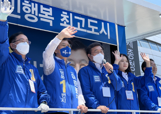 더불어민주당 이춘희 세종시장 후보가 31일 정부세종청사 앞에서 마지막 거리 유세를 하고 있다. 김소현 기자