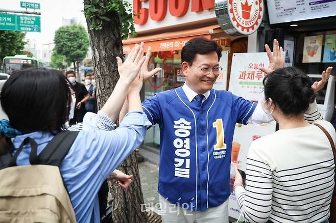 송영길 더불어민주당 서울시장 후보가 30일 서울 동대문구 경희대 앞에서 시민들을 만나며 유세활동을 펼치고 있다. ⓒ송영길 캠프