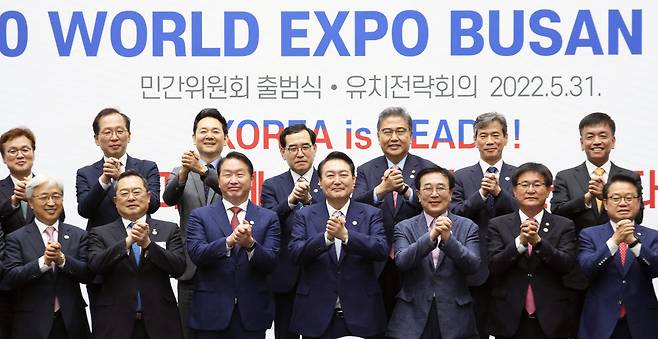 윤석열 대통령이 31일 부산항국제전시컨벤션센터에서 열린 2030 부산엑스포 유치지원위 전략회의 및 민간위 출범식에서 최태원 대한상공회의소 회장, 이인용 삼성전자 사장, 구자열 한국무역협회 회장 등 참석자들과 두손을 모으고 부산엑스포 유치를 기원하는 퍼포먼스를 하고 있다. 연합뉴스