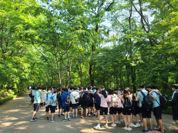 서울 동도중학교 학생들이 단체로 숲 체험을 와서 탄소중립의 중요성을 배운다.