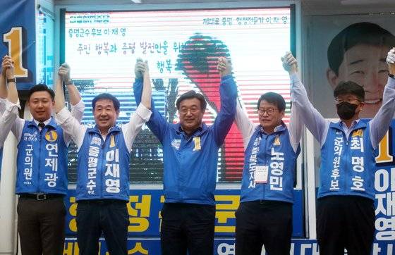 더불어민주당 윤호중 공동비상대책위원장이 30일 충북 증평군 증평새마을금고 앞에서 이재영 증평군수 후보 지원 유세를 하고 있다. 연합뉴스