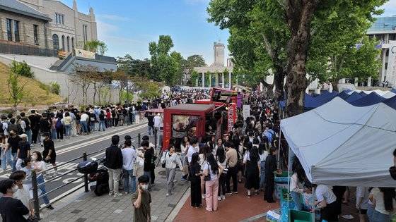 26일 오후 서울 성북구 고려대학교에 재학생과 외부인 등이 학교 축제를 즐기는 모습. 함민정 기자