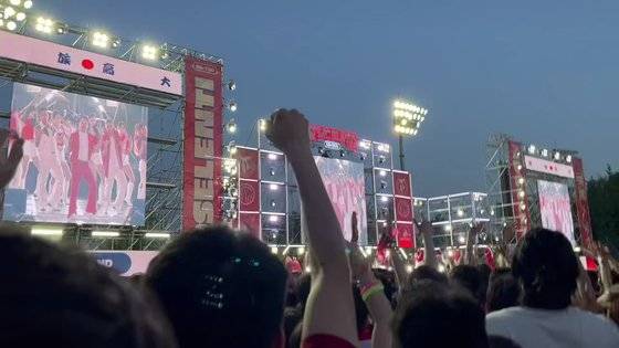 27일 서울 성북구 고려대학교에서 열린 '입실렌티'에서 학생들이 손을 들고 환호하고 있다. 강민지 인턴