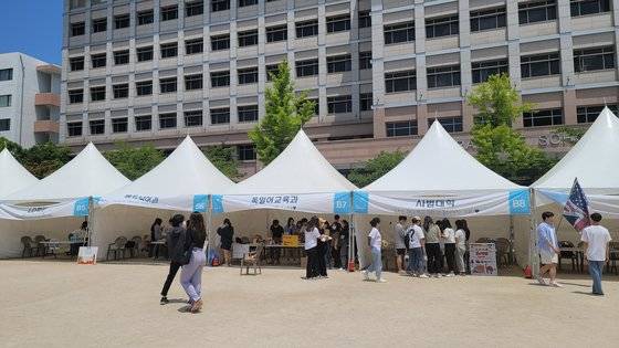 27일 오후 서울 동대문구 한국외국어대 축제 부스에서 학생들이 게임 이벤트를 진행하고, 음식 판매를 하고 있다. 함민정 기자