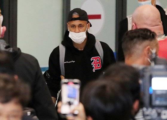인천공항 입국 당시 네이마르. 클럽 방문 때도 같은 복장이었다. [뉴스1]