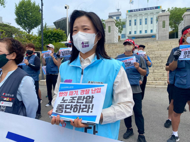 🔼 이바다 춘천시의원 비례대표 후보가 택배노조 경고파업 기자회견에 참석하고 있다.