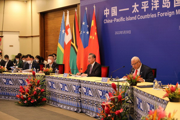 왕이 중국 외교부장(오른쪽에서 두번째)이 지난 30일 피지에서 중국-태평양도서국 외교장관 회의를 주재하고 있다. 중국 외교부 홈페이지 캡쳐