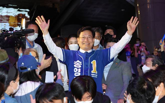 용산역에서 송영길 더불어민주당 서울시장 후보가 31일 밤 서울 용산역광장에서 열린 마지막 유세에서 지지를 호소하고 있다. 국회사진기자단